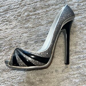 Wing lover high heel shoe Wine bottle holder! Silver and black